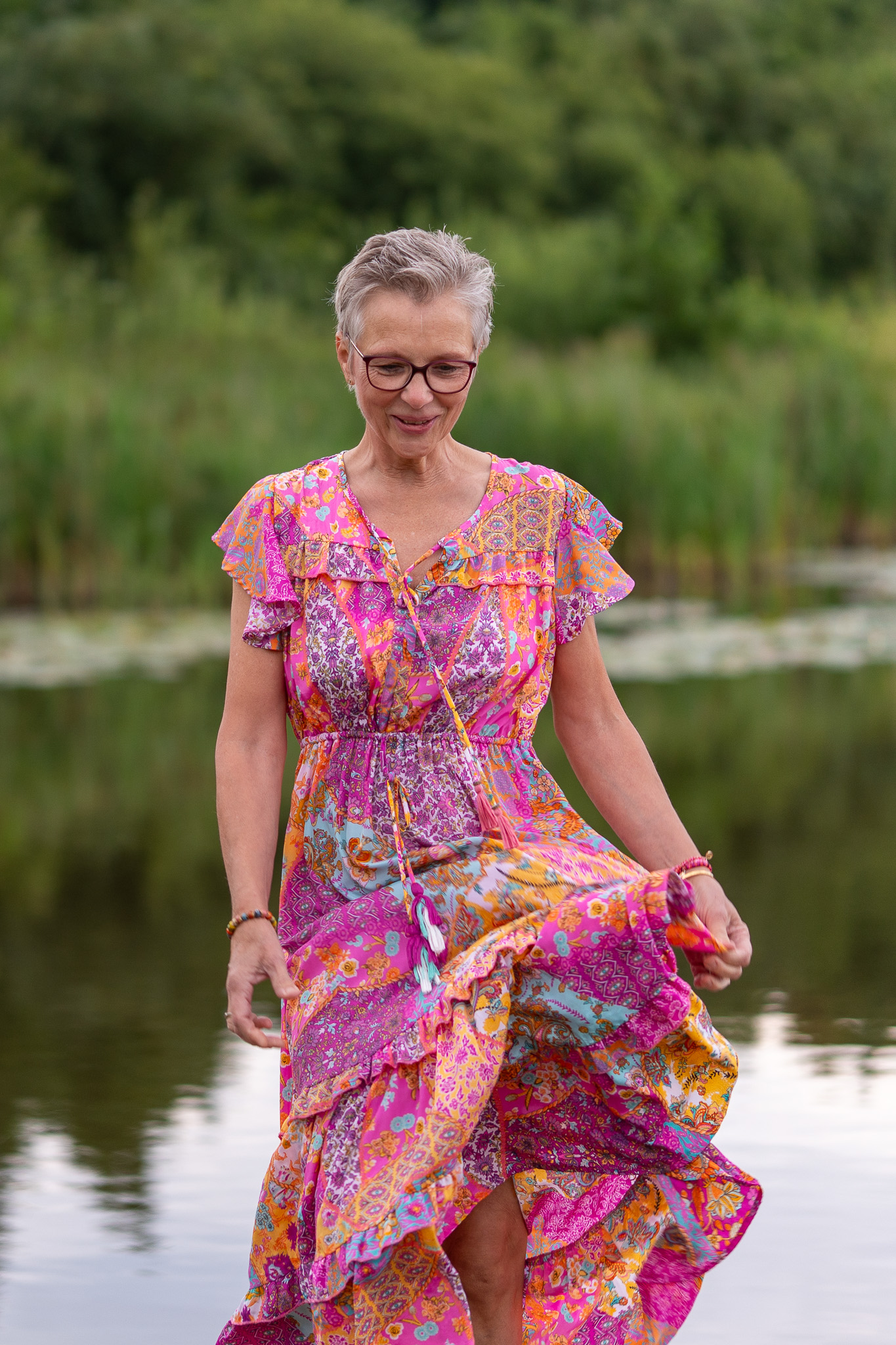 Lifestyle portretfotografie op straat door Ilse Verbruggen in Anna Paulowna, Noord-Holland – natuurlijke portretshoot met warme tinten