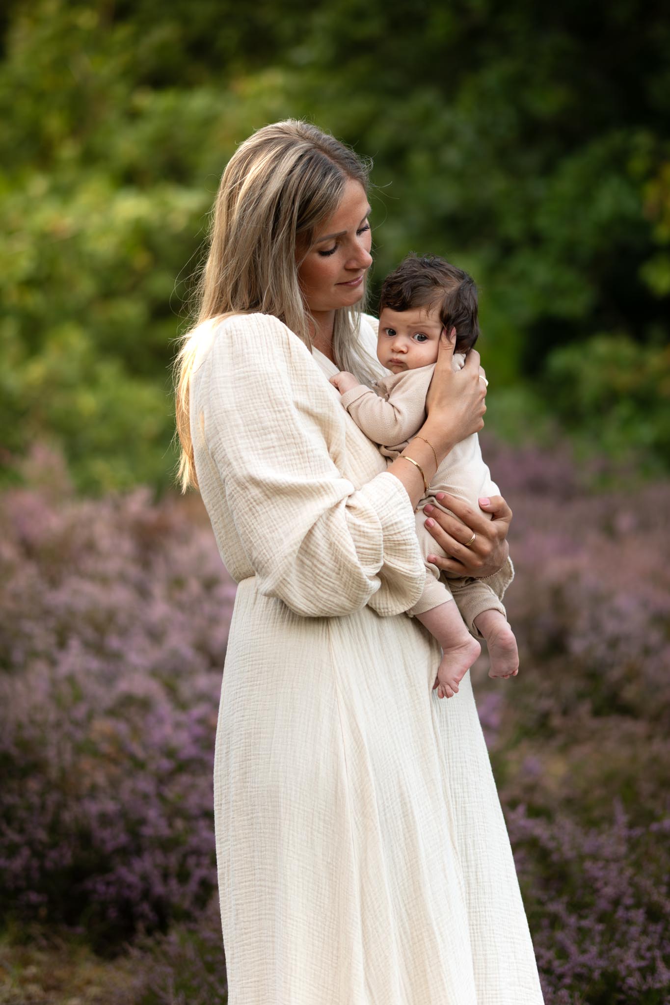 Reportagefoto met natuurlijke achtergrond – spontane lifestyle fotoshoot in Hollands Kroon