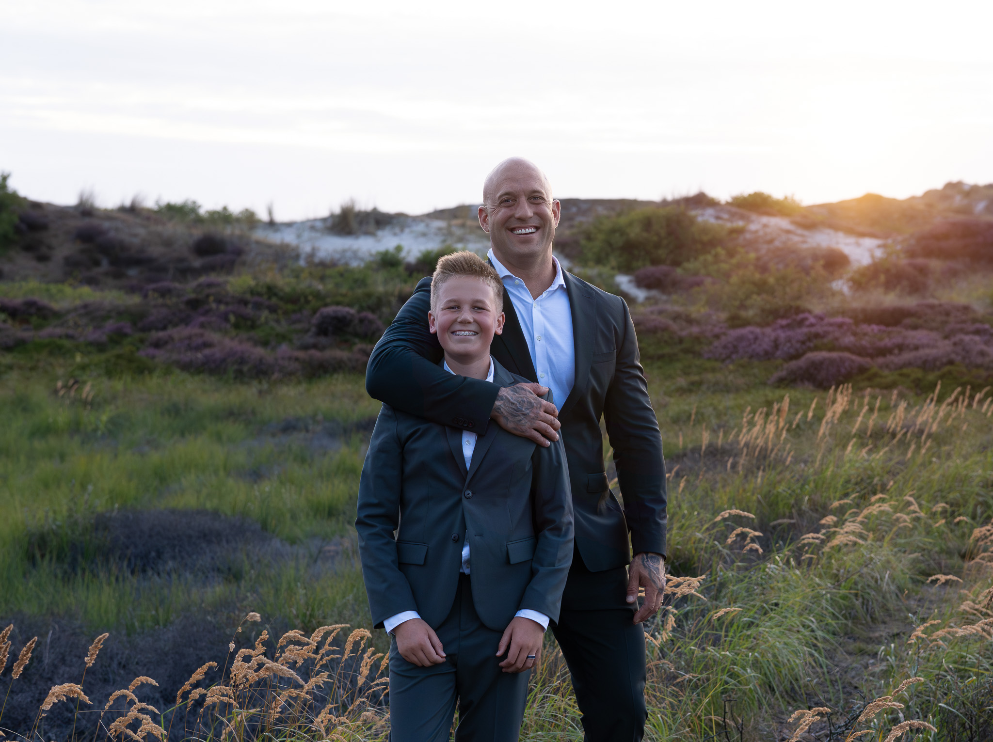 Vader en zoon in natuurlijk licht – spontane gezinsfotografie door Ilse Verbruggen in Anna Paulowna